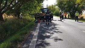Osobní auto vrazilo do traktoru, jeden člověk zemřel.
