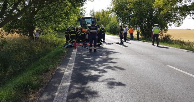 Tragická nehoda v Horních Počernicích: Řidič vjel do protisměru a vrazil do traktoru, na místě zemřel