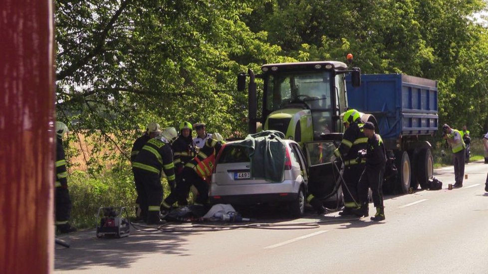 Osobní auto vrazilo do traktoru, jeden člověk zemřel.