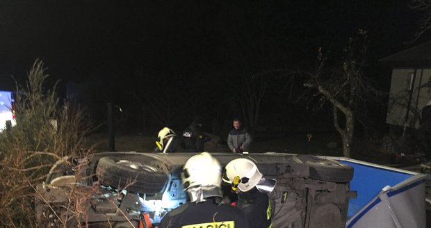 Nehoda v Horoměřicích: Auto rozbořilo bazén