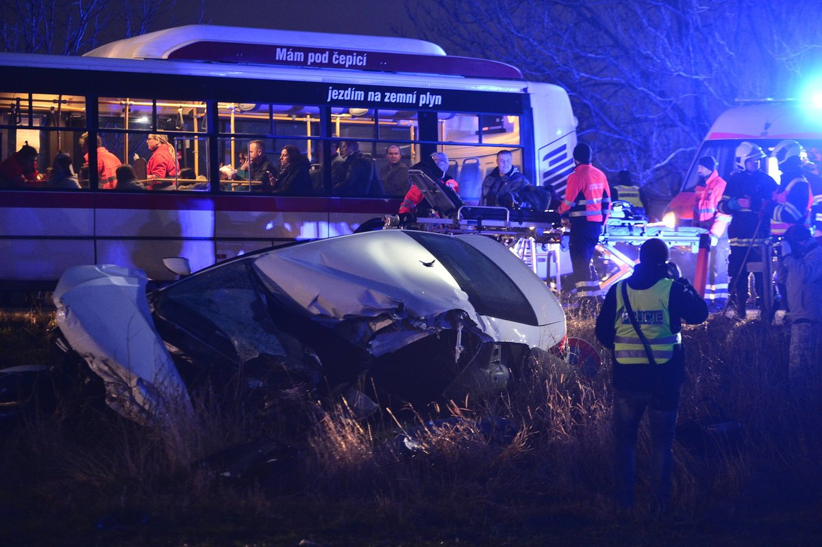 Záchranka na místo ihned vyslala 11 vozů vyjelo z Prahy.