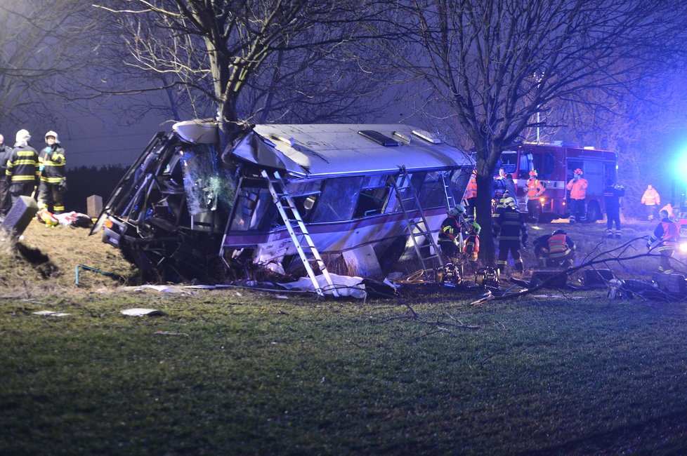 Autobus se s osobákem střetl před 16. hodinou.