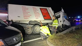 Tragická nehoda osobáku a nákladního vozu na Rakovnicku. Oba řidiči zemřeli.