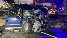 Tragická nehoda osobáku a nákladního vozu na Rakovnicku. Oba řidiči zemřeli.