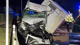 Tragická nehoda osobáku a nákladního vozu na Rakovnicku. Oba řidiči zemřeli.
