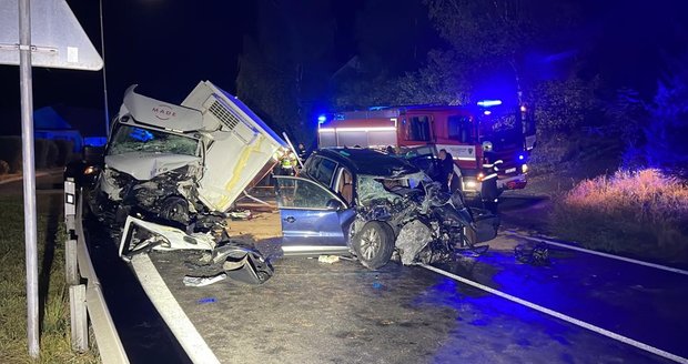 Dva mrtví řidiči po nehodě dodávky s osobákem: Čelní střet ve 150kilometrové rychlosti?!