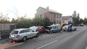 Řidička mercedesu nabourala zaparkované auto, to poškodilo dvě další.