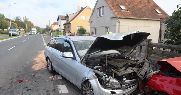 Řidička mercedesu nabourala zaparkované auto, to poškodilo dvě další.