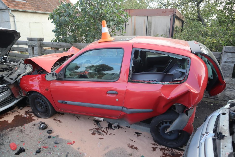 Řidička mercedesu nabourala zaparkované auto, to poškodilo dvě další.