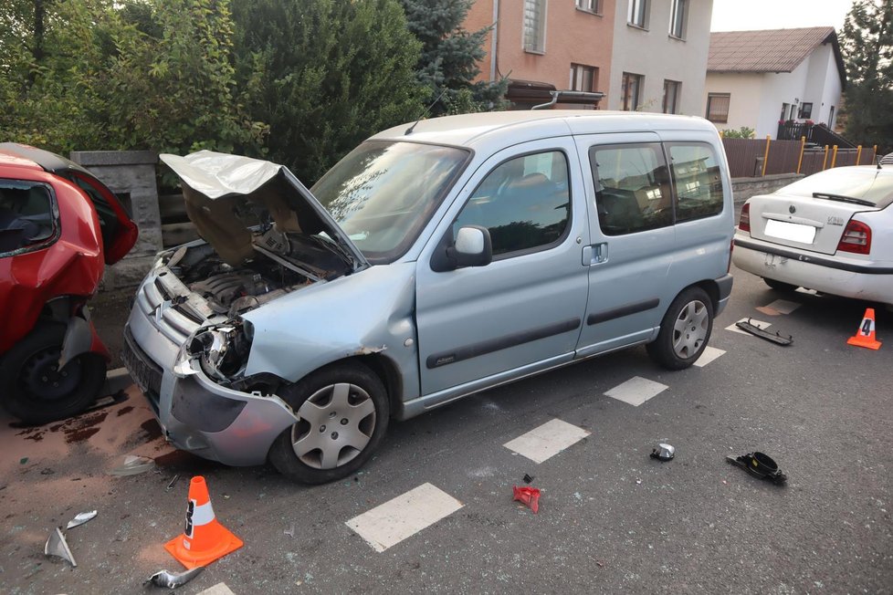 Řidička mercedesu nabourala zaparkované auto, to poškodilo dvě další.