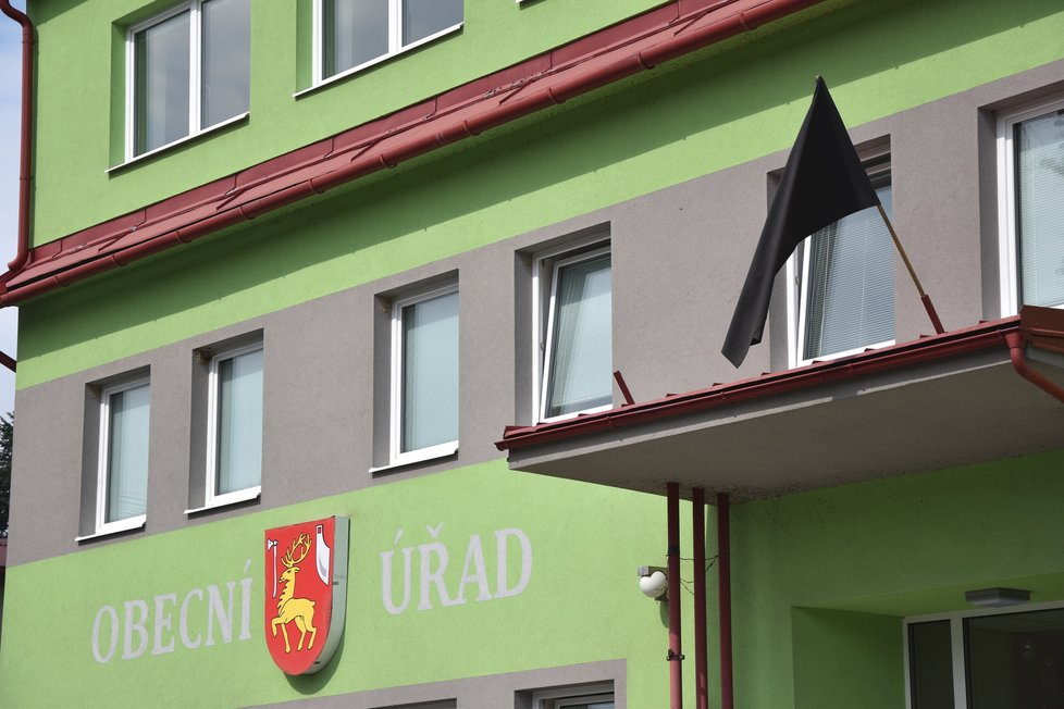 Tragédie rodiny otřásla celou Hošťálkovou. Na školu i na obecní úřad vyvěsili černou vlajku.