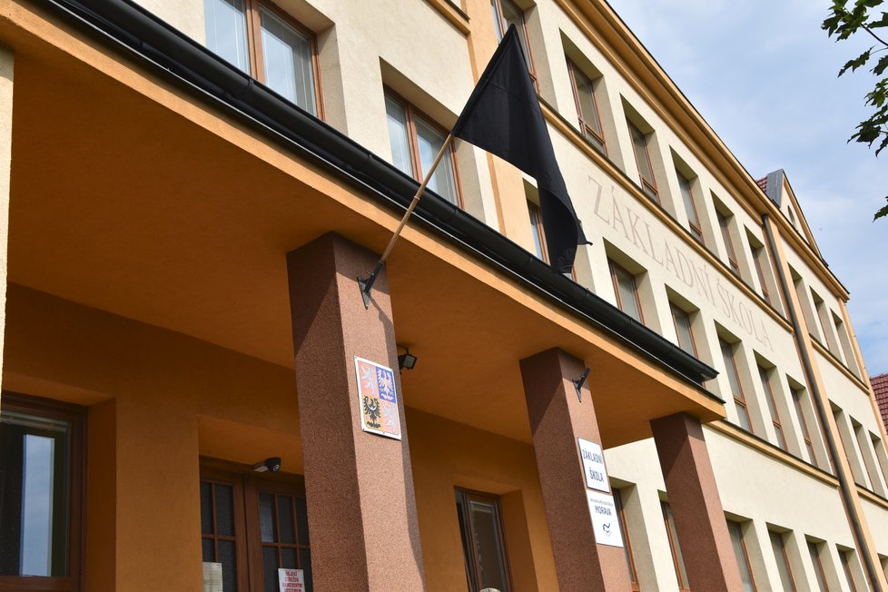 Tragédie rodiny otřásla celou Hošťálkovou. Na školu i na obecní úřad vyvěsili černou vlajku.