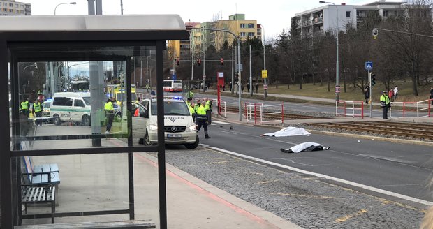 Řidič jel v Hostivaři na červenou. Dva lidé při nehodě zemřeli.