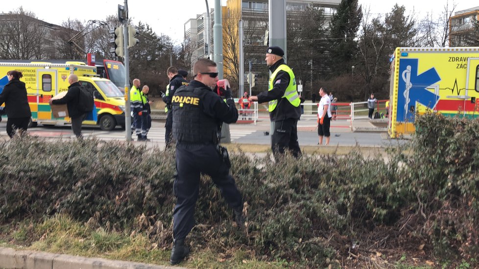 Řidič jel v Hostivaři na červenou. Dva lidé při nehodě zemřeli.