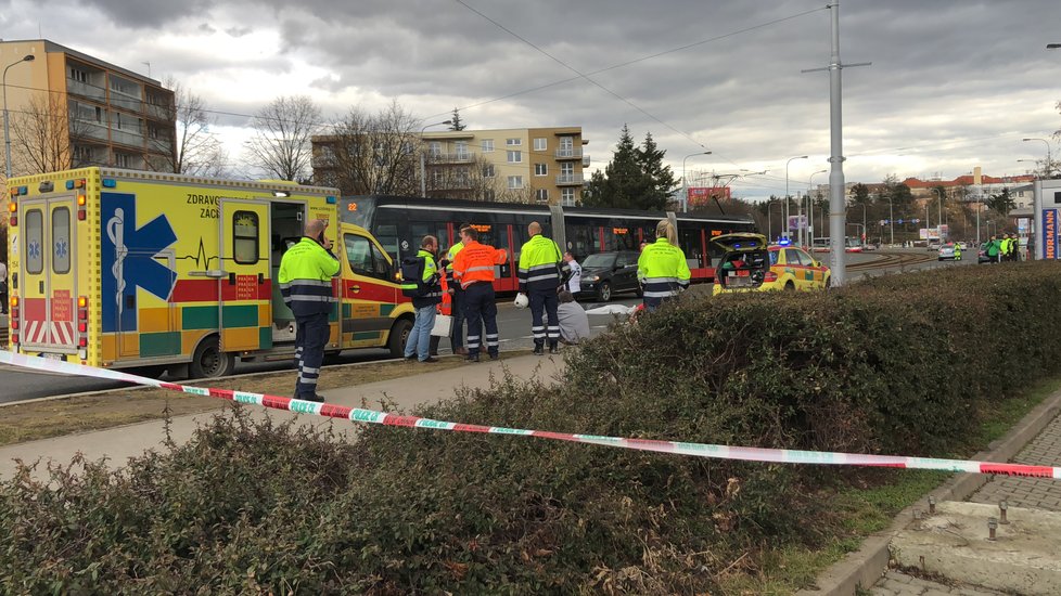 Řidič jel v Hostivaři na červenou. Dva lidé při nehodě zemřeli.