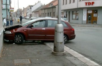 Auto po střetu s chlapci narazilo do zdi domu