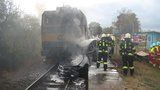 Auto začalo po srážce s vlakem v Hradci Králové hořet: Uvnitř zemřeli dva lidé