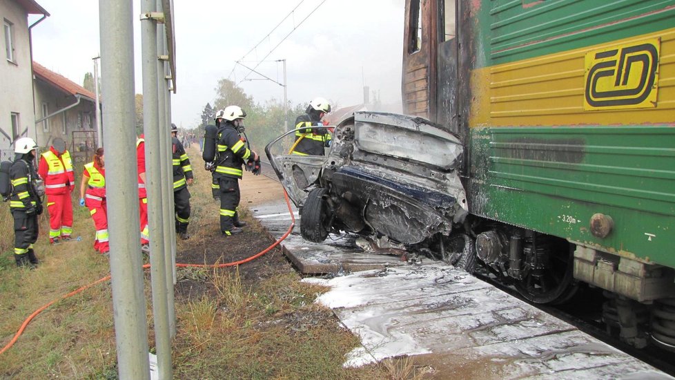 Auto začalo po srážce s vlakem hořet. Ten ho vláčel ještě asi 90 metrů.