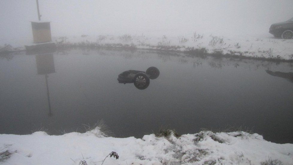 Auto, ve kterém cestovala matka s dítětem, skončilo ve vodní nádrži.