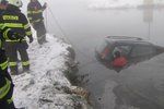 Auto, ve kterém cestovala matka s dítětem, skončilo ve vodní nádrži.