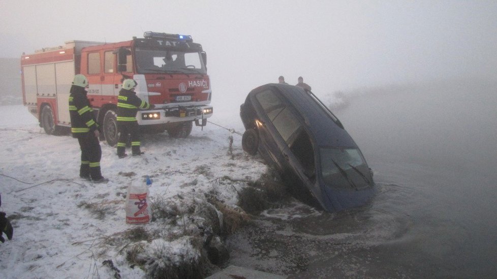 Auto, ve kterém cestovala matka s dítětem, skončilo ve vodní nádrži.