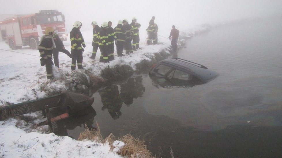 Auto, ve kterém cestovala matka s dítětem, skončilo ve vodní nádrži.