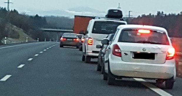 Tragická dopravní nehoda zablokovala obousměrně provoz na Liberecku.