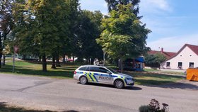 V Hrdějovicích byl vedle traktoru nalezen muž bez známek života. Zřejmě šlo o pracovní nehodu, tvrdí policie.