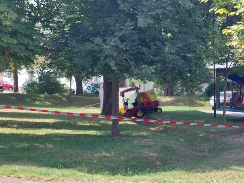 V Hrdějovicích byl vedle traktoru nalezen muž bez známek života. Zřejmě šlo o pracovní nehodu, tvrdí policie.