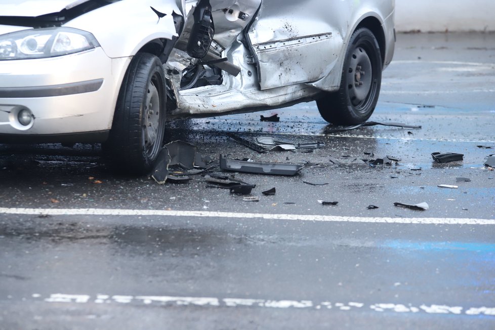V pražských Hrdlořezích se srazila dvě osobní auta. Při nehodě se zranili tři lidé. Museli být převezeni do nemocnic
