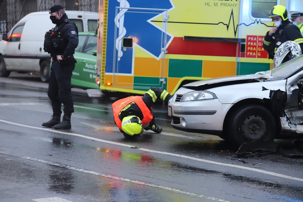 V pražských Hrdlořezích se srazila dvě osobní auta. Při nehodě se zranili tři lidé. Museli být převezeni do nemocnic