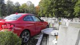 Spletla si brzdu s plynem: Seniorka skončila s luxusním BMW mezi hroby