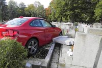 Spletla si brzdu s plynem: Seniorka skončila s luxusním BMW mezi hroby