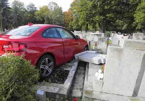 Řidička (67) si spletla pedály a skončila s autem mezi hroby.