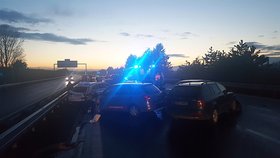 Hromadná nehoda uzavřela asi na tři hodiny D11 ve směru na Prahu