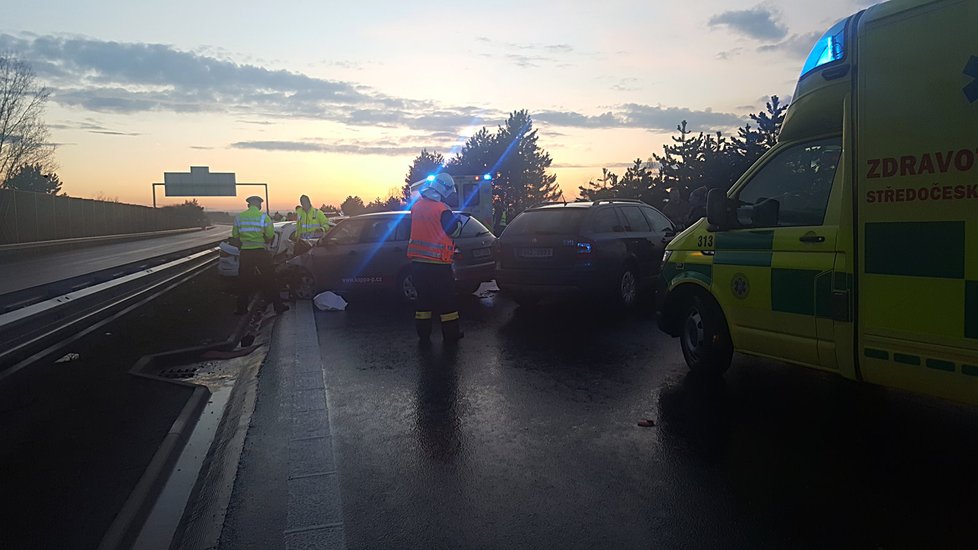 Hromadná nehoda uzavřela asi na tři hodiny D11 ve směru na Prahu