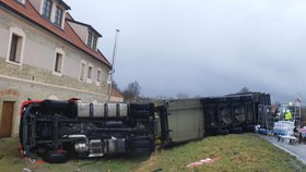 Kvůli nehodě kamionu bude až do večera omezen provoz na silnici I/35 v Hrušové.