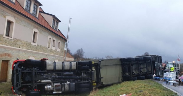 Kvůli nehodě kamionu bude až do večera omezen provoz na silnici I/35 v Hrušové.