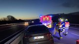 Hromadná nehoda u Hukvald: Řidič přelétl svodidla, poničil šest aut!