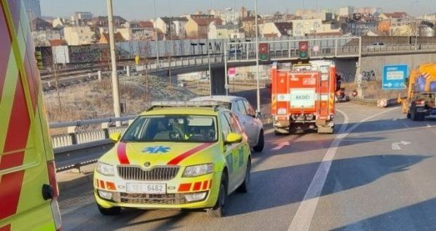 Kvůli ledovce havarovalo osm aut v Brně, na Blanensku zemřel řidič po nárazu do stromu