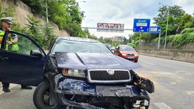 Na nepozornost řidiče náklaďáku doplatila po výjezdu z Husovického tunelu posádka modré škodovky. Záchranáři ošetřili tři zraněné.