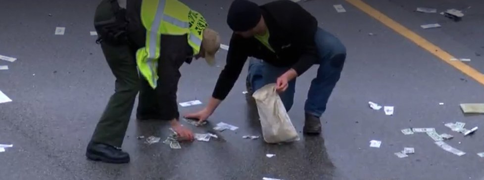 V Illinois „pršely“ peníze na dálnici. Policie ji uzavřela a bankovky sbírala
