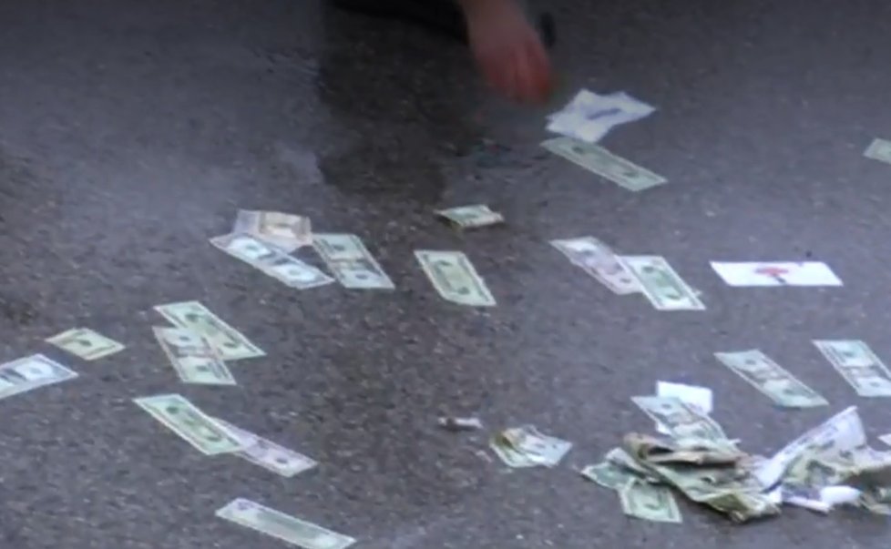 V Illinois „pršely“ peníze na dálnici. Policie ji uzavřela a bankovky sbírala