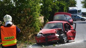 Nehoda osobního automobilu u obce Středokluky.