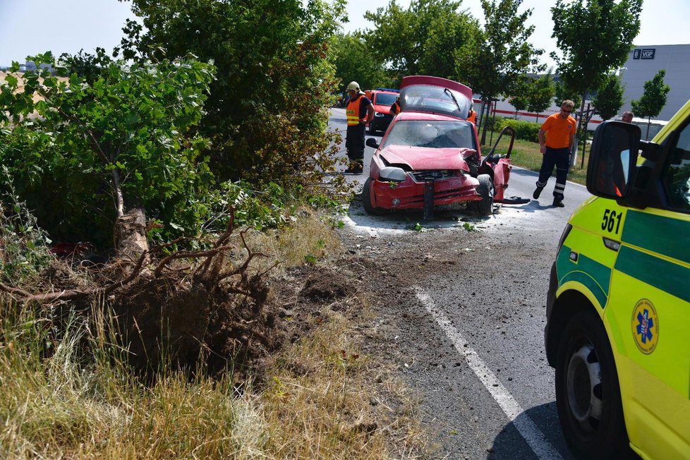 Nehoda osobního automobilu u obce Středokluky.