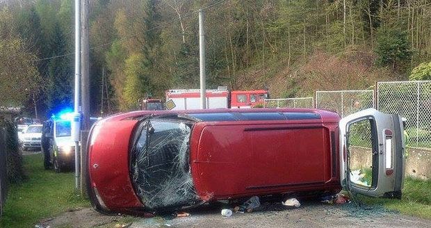 Řidič za jízdy zkolaboval a převrátil auto na střechu: Uvnitř ho našli mrtvého