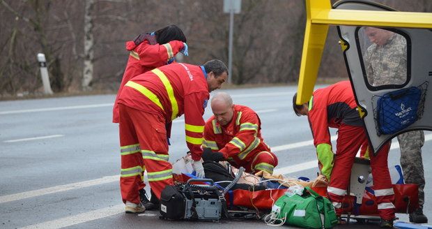 Holčička, kterou oživovali při nehodě na Chomutovsku, v nemocnici zemřela