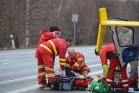 Holčička, kterou oživovali při nehodě na Chomutovsku, v nemocnici zemřela