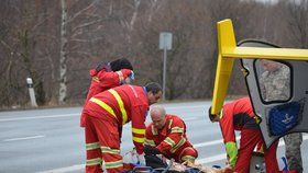 U Chomutova bouralo auto se třemi dětmi: Holčičku museli oživovat