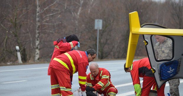 U Chomutova bouralo auto se třemi dětmi: Holčičku museli oživovat